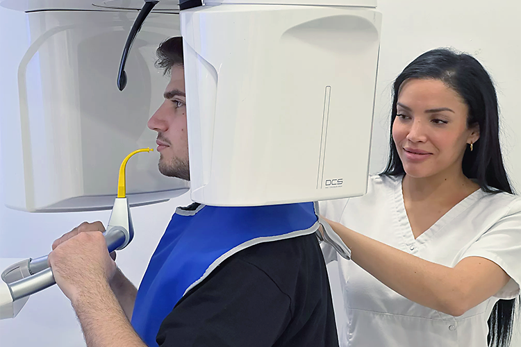 Zahnärztin der A1 Zahnärztegesellschaft Schweiz röntgt das Gebiss eines Patienten